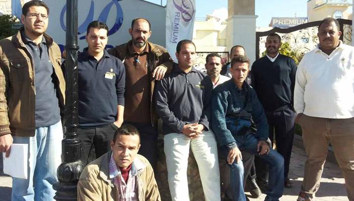 وقفة احتجاجية للعاملين في قرية سياحية بالغردقة بعد طردهم