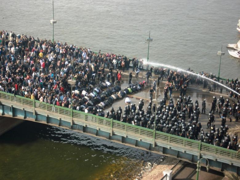 هل ستبقى ثورتي سوريا ومصر على قيد الحياة؟ – حامد دباشي