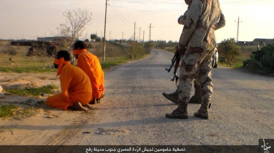 بالصور.. “تنظيم الدولة” ينشر صورًا لتصفية شخصين بالرصاص جنوب رفح