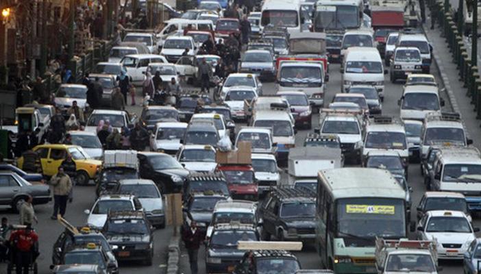 القاهرة.. توقف حركة المرور في مكرم عبيد بسبب كسر ماسورة بمحور النصر