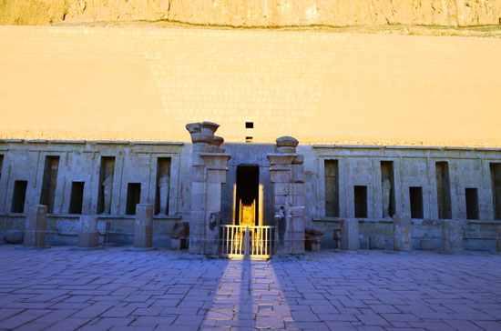 الشمس تتعامد على مقصورة “الإله آمون” داخل معبد حتشبسوت بالأقصر