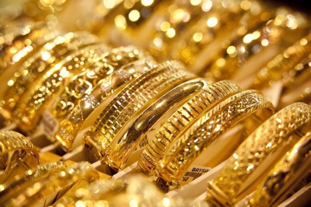 أسعار الذهب ترتفع.. واستقرار الدولار بالسوق السوداء عند 8.60 جنيه