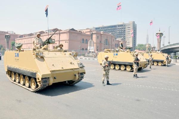 الجيش يغلق ميدان التحرير قبيل محاكمة الرئيس مرسي
