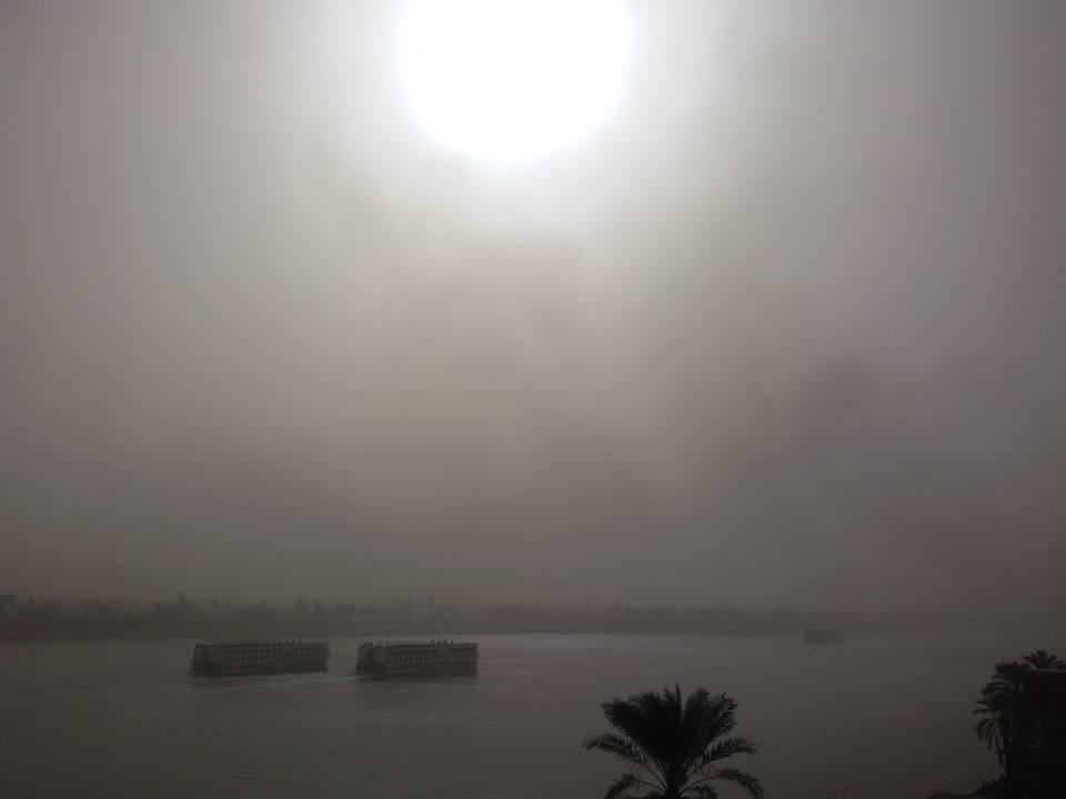 عاصفة ترابية على الأقصر تتسبب في انعدام الرؤية