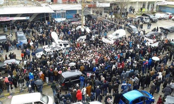 بالصور.. احتجاجات في لبنان ضد حصار حزب الله لمدينة “مضايا”