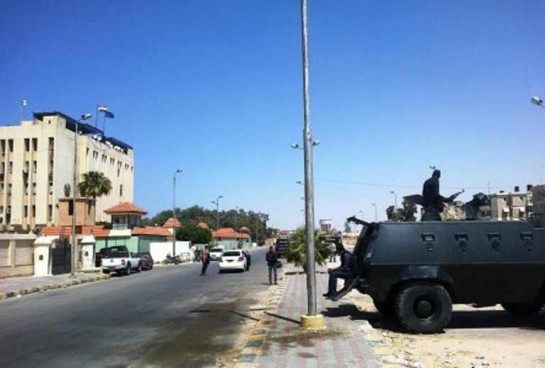 خاص لـ”رصد”: 80 آلية عسكرية وشرطية في حملة على قرى شمال سيناء