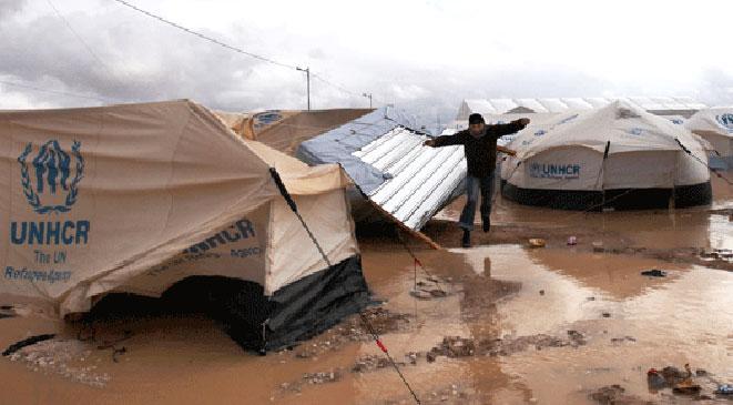 العاصفة “هدى” تتلف خيام لاجئين سوريين بالأردن