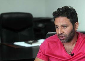 بالفيديو.. انهيار حازم إمام عقب دفن والده