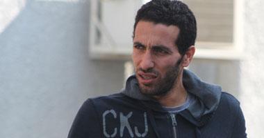 فيديو..أبو تريكة يتجاهل استفزازات أنصار السيسي بمطار القاهرة