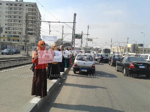 طالبات الأزهر ينددن باعتقال زملائهن بسلسلة بشرية