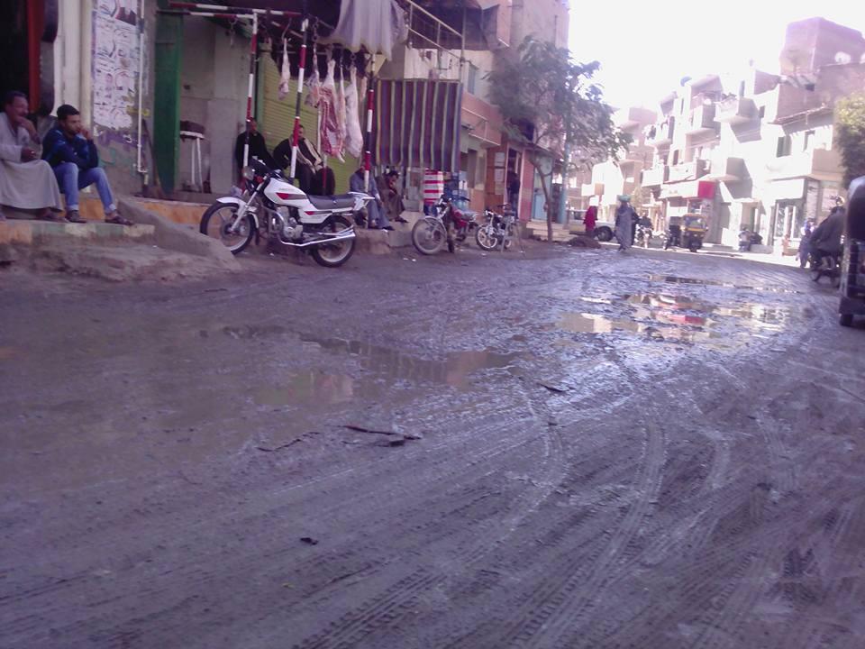 انفجار ماسورة الصرف الصحي بـ”سنورس” والمسؤولون: احنا مش فاضيين