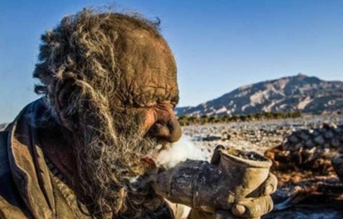 إيراني لم يستحم منذ 60 عام ويتغذى على الحيوانات النافقة