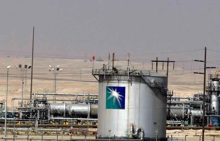 فورين بوليسي: كيف تستخدم السعودية النفط كسلاح في مواجهة إيران وروسيا؟