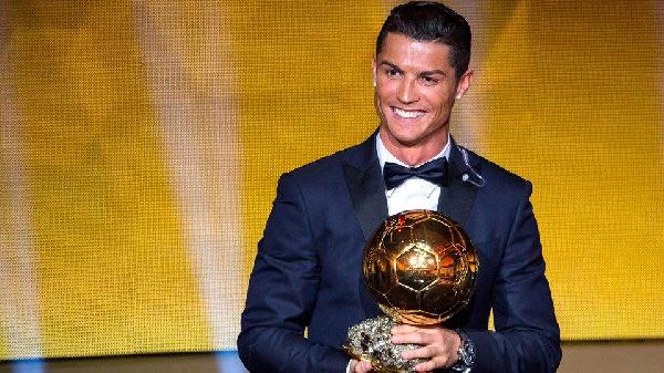 “رونالدو” يفوز بجائزة FIFA الذهبية لأفضل لاعب في العالم