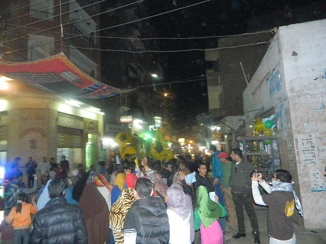 “عفاريت طوخ” في مسيرة ليلية: “السيسي قاتل.. دستوره باطل”