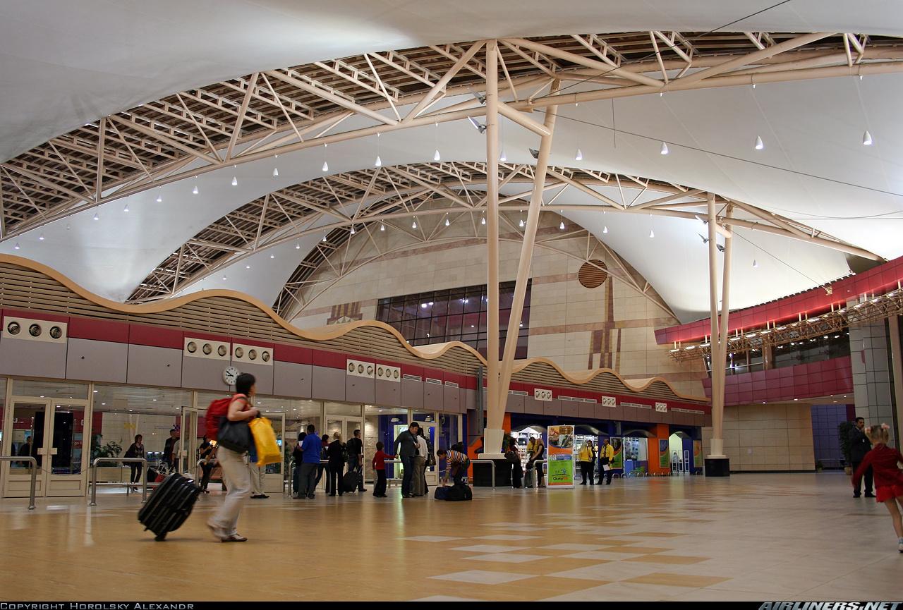 مطار شرم الشيخ يستقبل 1013 سائحًا أجنبيًا على متن 8 رحلات