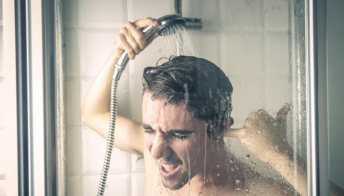 يساعد عل حرق الدهون.. تعرَّف على فوائد حمام الماء البارد في فصل الشتاء