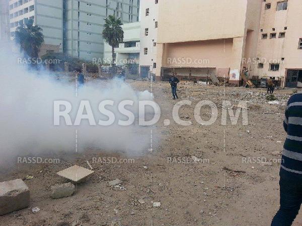 الطلاب يحرقون مدرعة بجامعة المنصورة مع إطلاق غاز كثيف