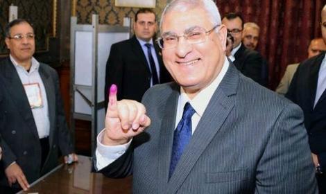 أبو خليل: كيف صوّت منصور على الاستفتاء رغم أنه مازال قاضيا