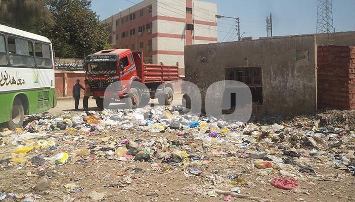 بالصور.. القمامة تحاصر مدارس أسيوط في امتحانات نصف العام الدراسي