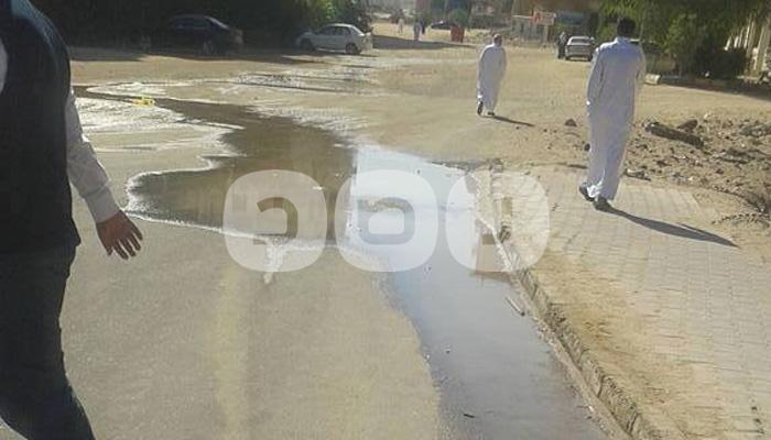 بالصور.. شوارع الغردقة تغرق بمياه الصرف منذ أسبوع وسط غياب المسؤولين