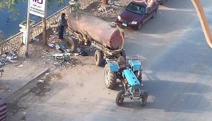 غضب أهالي المنوفية بعد إلقاء سيارات الصرف الصحي ماءها في “بحر شبين”