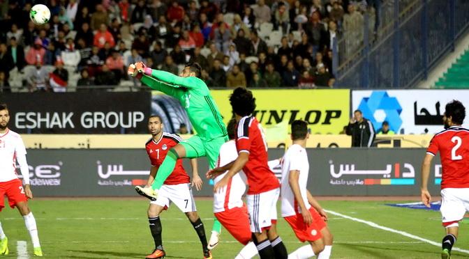 عقب إصابته أثناء المباراة.. الشناوي يغادر مباراة مصر ومالي باكيا