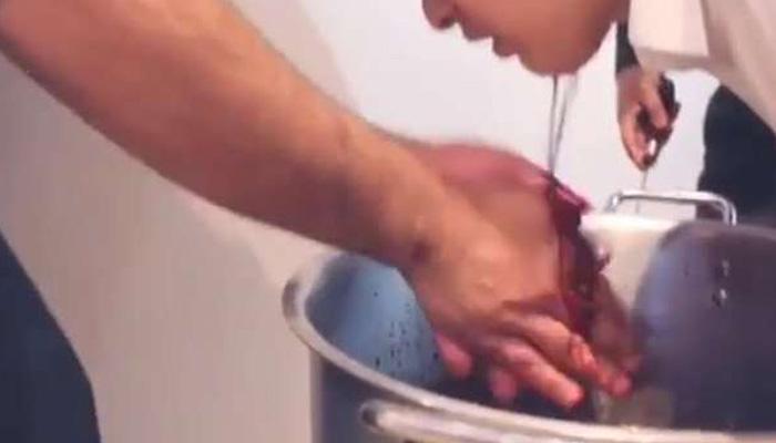 بالفيديو.. الشرطة السعودية تتمكن من القبض على رجل تظاهر بذبح ابنه