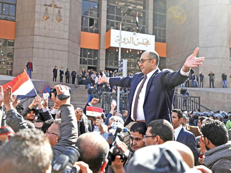 بلاغ ضد المرشح الرئاسي الأسبق يتهمه بإشارة “الفعل الفاضح”