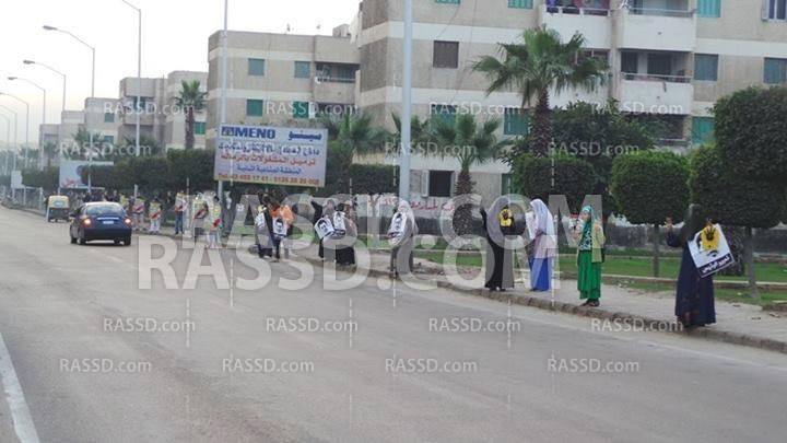 سلسلة بشرية رافضة للانقلاب بالإسكندرية