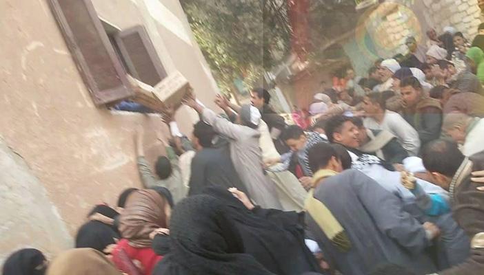 بالصور.. الجيش يوزع معونات غذائية في قرية دلجا بالمنيا