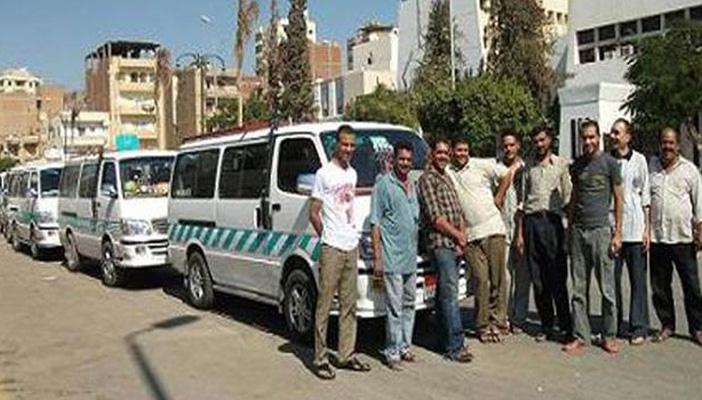 وقفة احتجاجية لسائقي سيارات الأجرة بالوادي الجديد