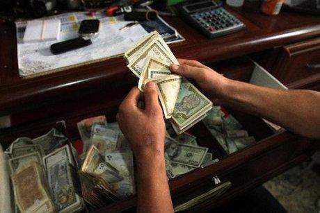 مصادر لـ”رصد”: المركزي يتغول على الشركات للتنازل عن النقد الأجنبي