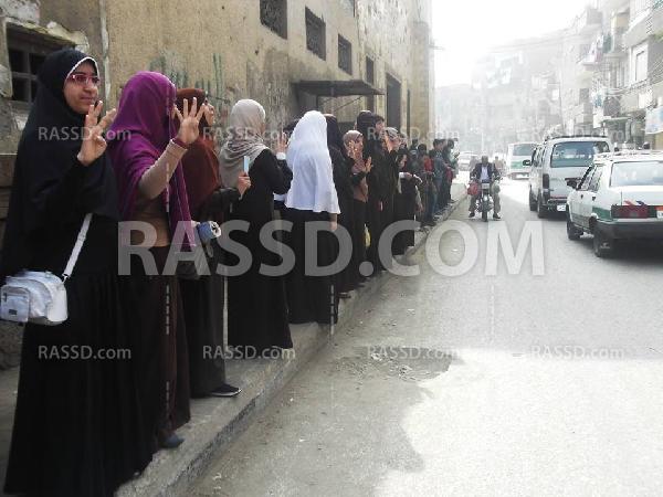 سلسلة بشرية لحركة أحرار الفيوم رفضا لنتائج الدستور