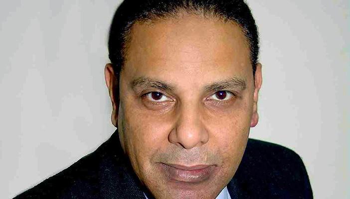 علاء الأسواني: ما يحدث داخل مجلس النواب “مهزلة”