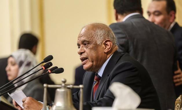 البرلمان يطرد المعارضين داخله.. وسياسيون لـ”رصد”: مهزلة