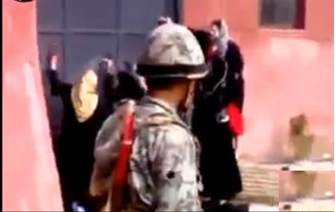 فيديو .. الجيش يشرف على اقتحام السجون بثورة يناير