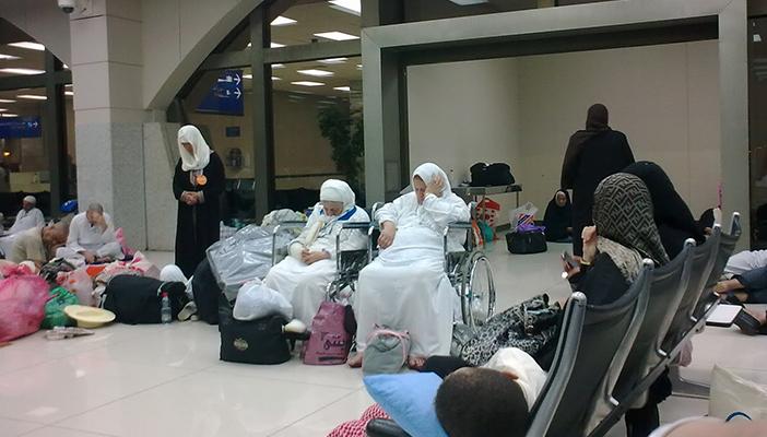 مظاهرة لـ 120 معتمرًا وصلوا مطار القاهرة بعد إقلاع طائرتهم