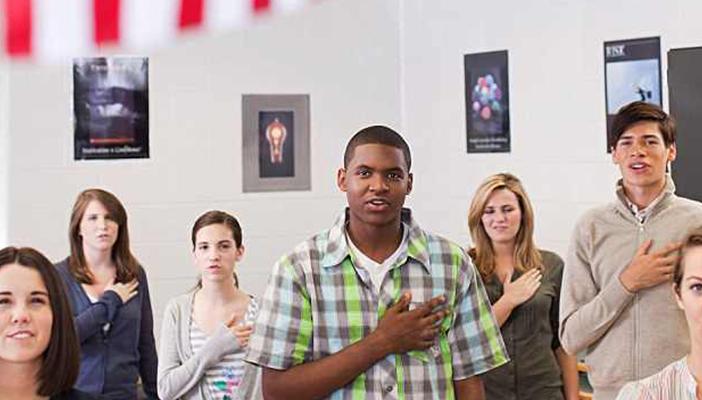 طالب أميركي يعلن ولائه لـ”تنظيم الدولة” خلال قسم الصباح بالمدرسة