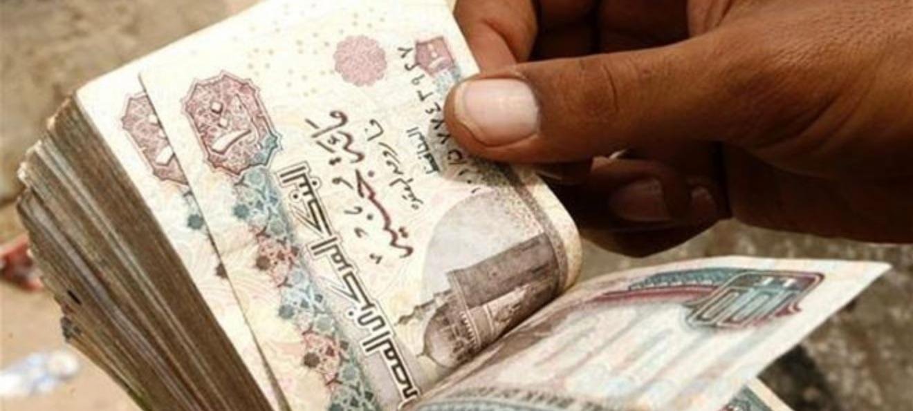 “الوزراء” ينفي صرف رواتب الموظفين على مرحلتين