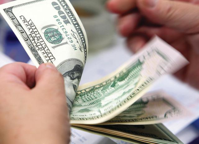 بعد اشتعاله بالسوق السوداء.. الدولار يتراجع 7 قروش