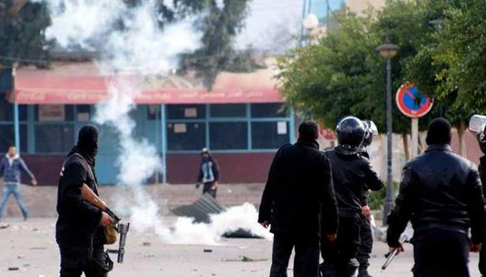 انخفاض حدة الاحتجاجات في تونس بعد حظر التجول