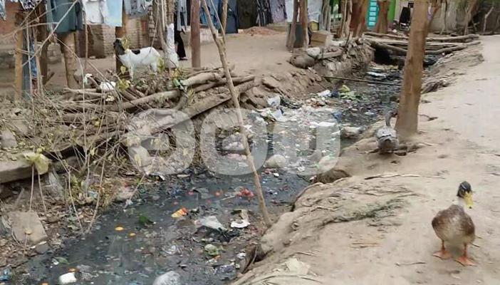 بالصور.. الترع والمصارف بـ”إبشواي” تتحول إلى مقالب للقمامة