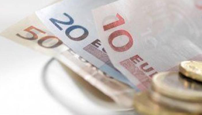 عمدة فرنسي يرفض زيادة راتبه والسلطات تحذره: لا تكسر القانون