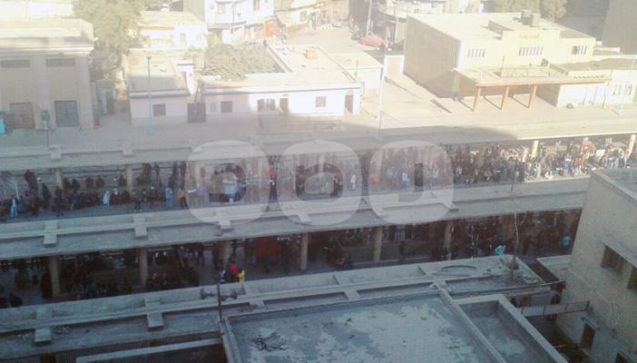 بالصور.. ازدحام محطة أسيوط عقب قرار وقف حركة القطارات غدا