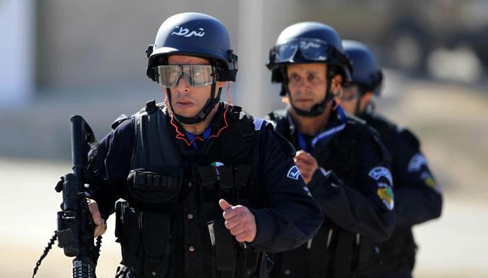الجزائر تعتقل 200 مغربي وتستدعي سفير الرباط