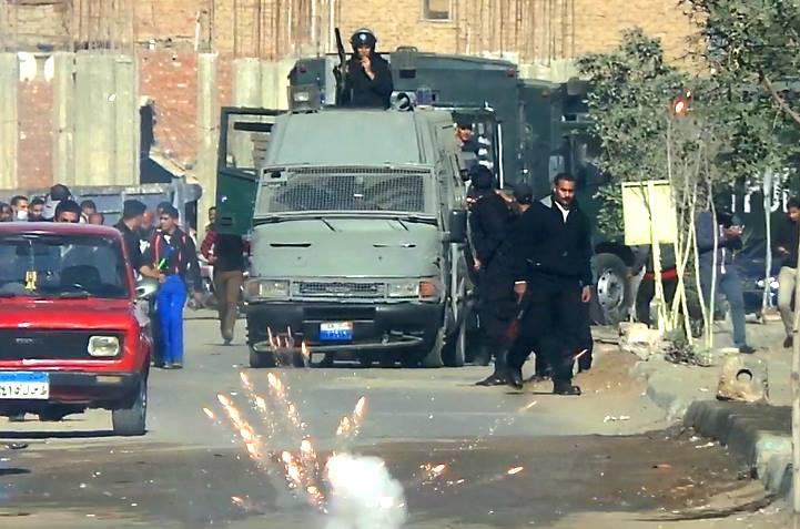 قوات أمن الانقلاب تحاصر مسجد “المصطفى” بالسويس