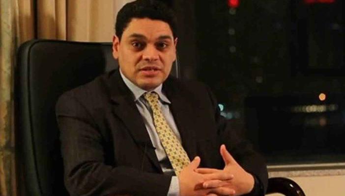 معتز عبد الفتاح: السيسي “مخه دهب وإيده حديد”.. ورواد فيس بوك: نفاق