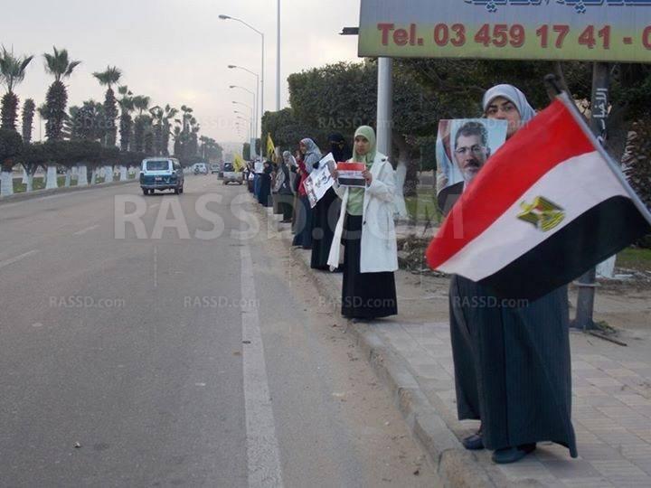 سلسلة بشرية مناهضة للانقلاب ببرج العرب صباح اليوم