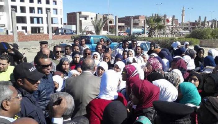 طلاب البحر الأحمر يعترضون موكب المحافظ احتجاجًا على صعوبة “الجبر”